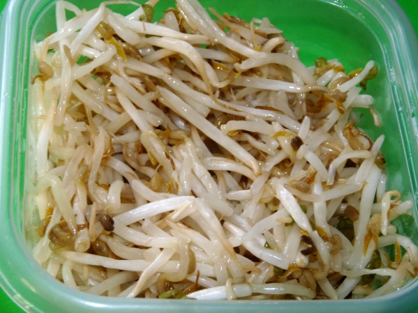 Rinse bean sprouts and set aside